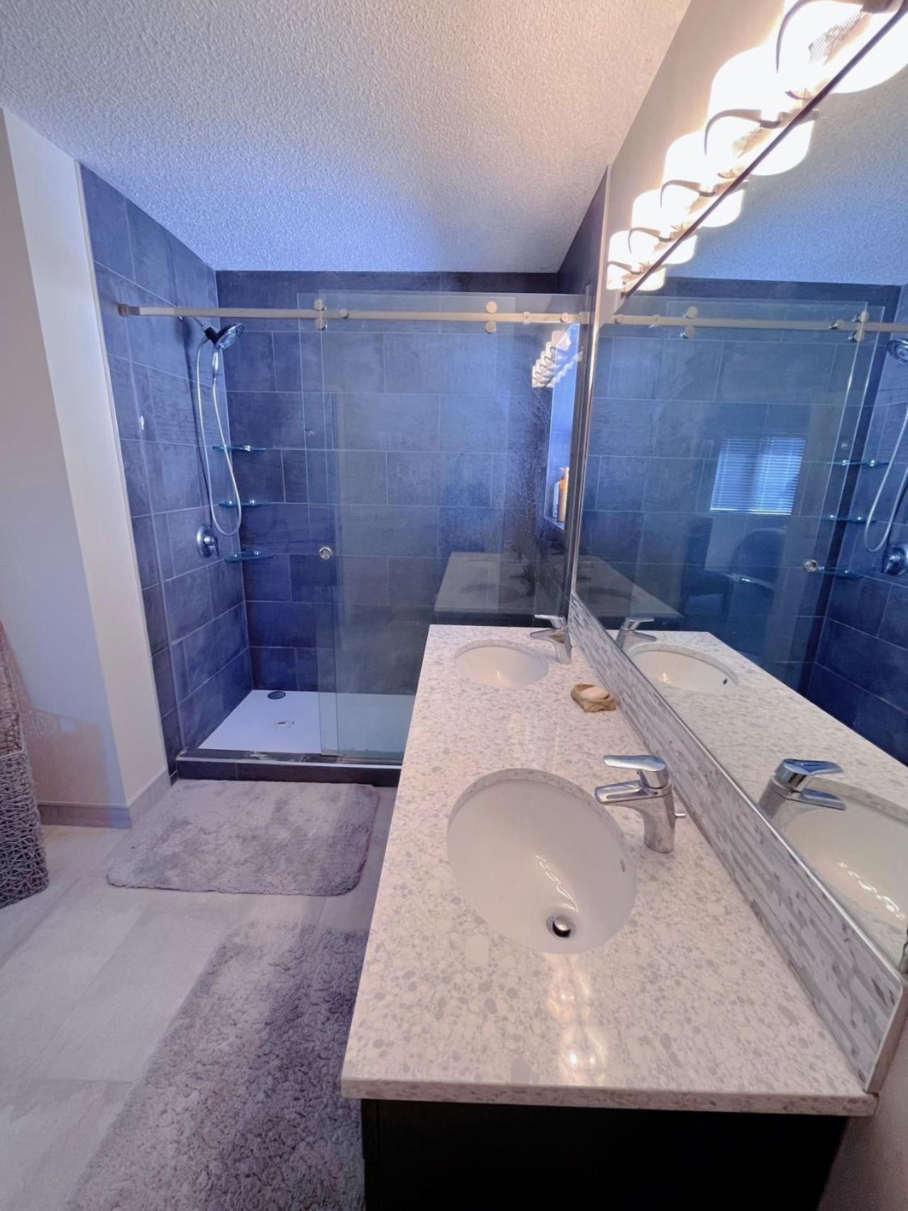 Best Garden House&3 Mins Bus Station Close C-Train&Free Parking Calgary Pokój zdjęcie
